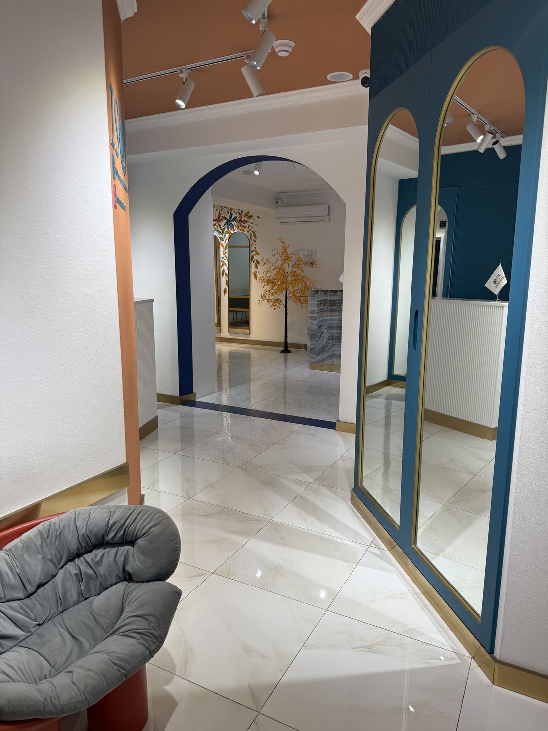 Clinic entrance corridor with arches and mirrors
