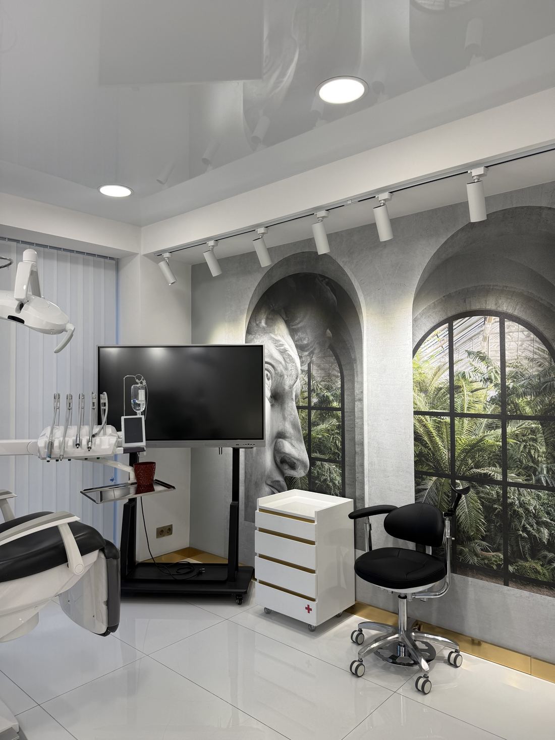 Treatment room with a large screen