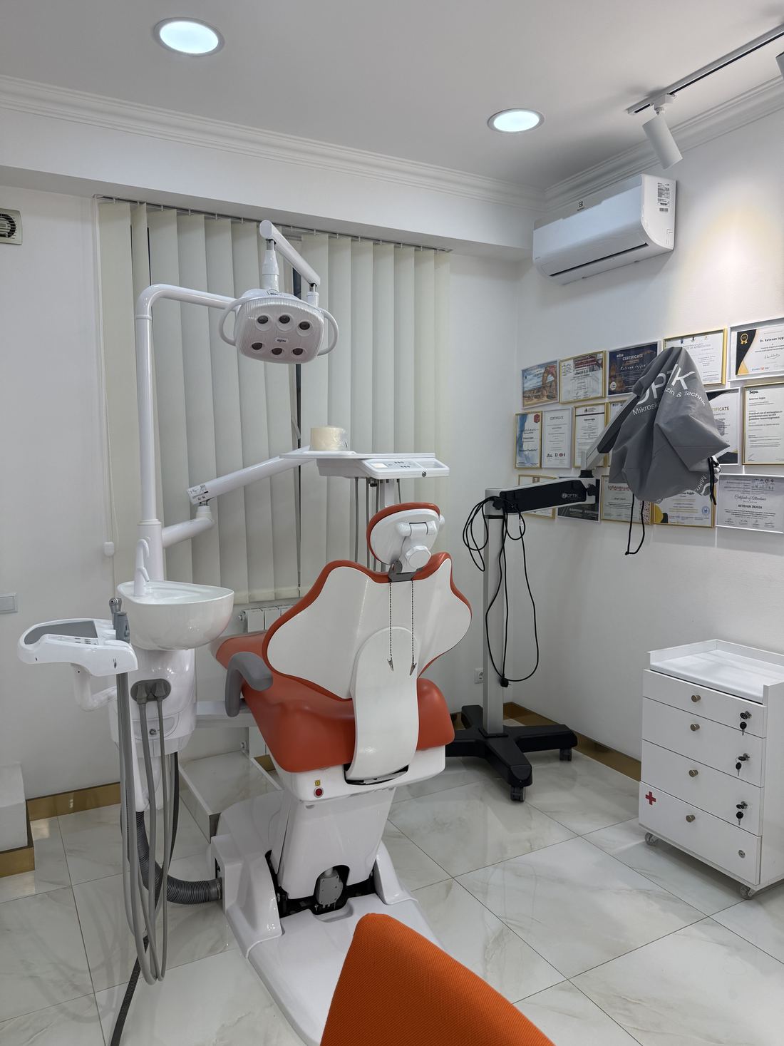 Treatment room with a dental microscope